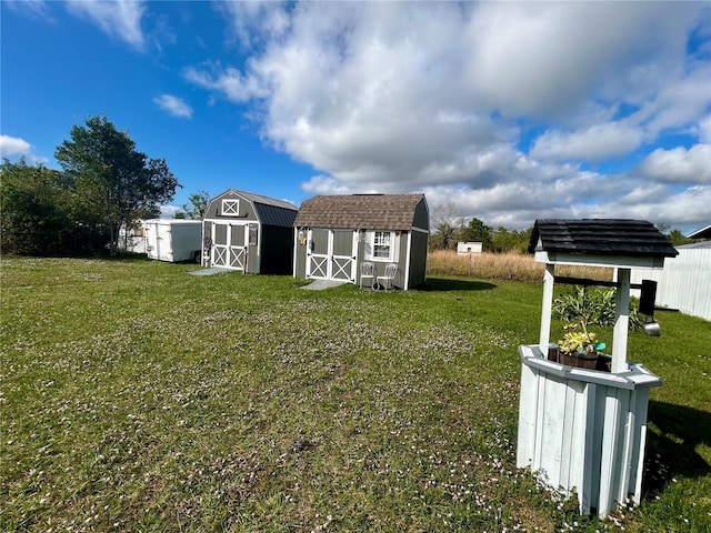 view of yard featuring a storage unit