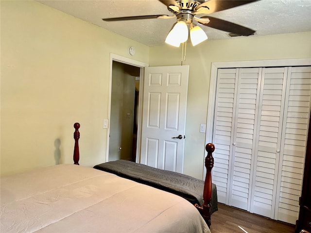 bedroom with ceiling fan, a closet, hardwood / wood-style floors, and a textured ceiling