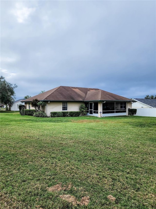 5805 Danterbury Ct, Lakeland, FL 33810 - view of front facade with a front yard and a sunroom