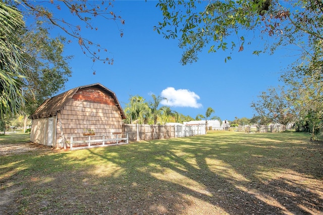 view of yard with an outdoor structure