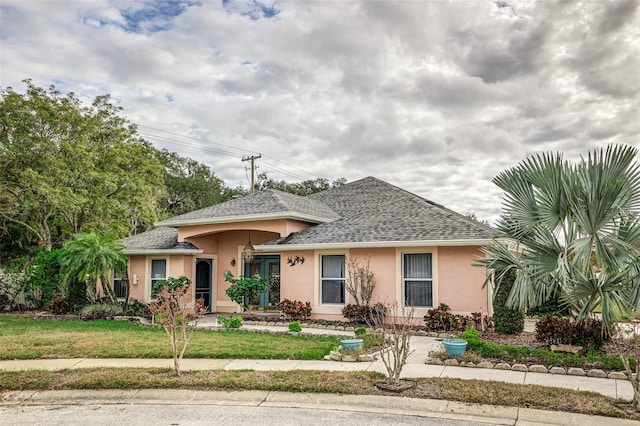 view of front of property featuring a front lawn