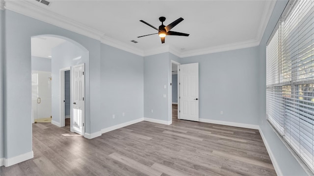 unfurnished room with light wood-type flooring, ceiling fan, and crown molding