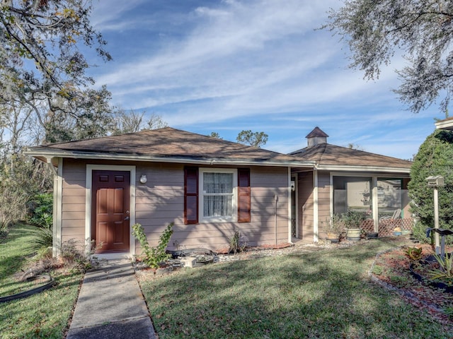 view of front of house featuring a front lawn