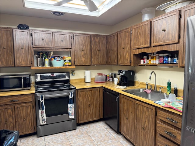 kitchen with visible vents, a ceiling fan, stainless steel appliances, open shelves, and a sink