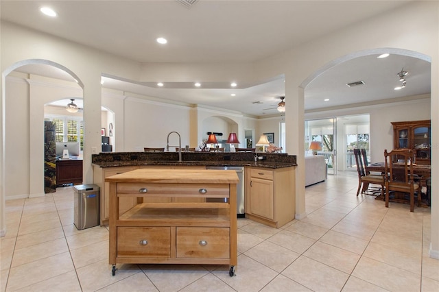 kitchen with an island with sink, sink, stainless steel dishwasher, and ceiling fan