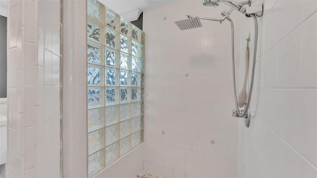 bathroom featuring a tile shower