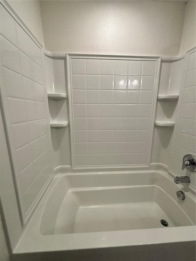 bathroom with tub / shower combination