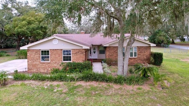 ranch-style house featuring a front yard