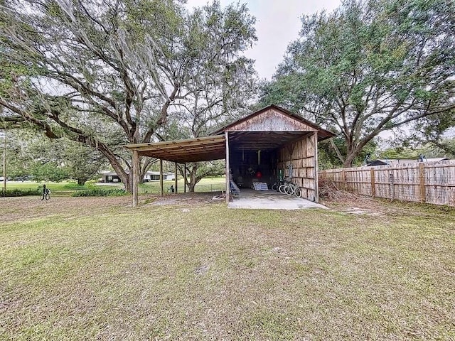 view of yard with an outbuilding