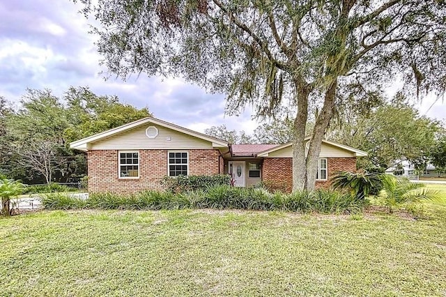 single story home with a front lawn