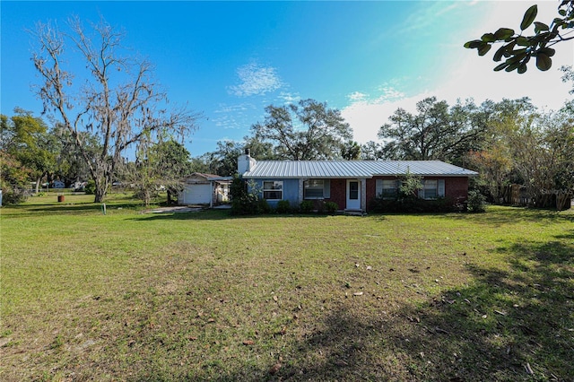 ranch-style house featuring a front yard