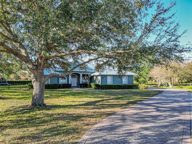 ranch-style house featuring a front lawn