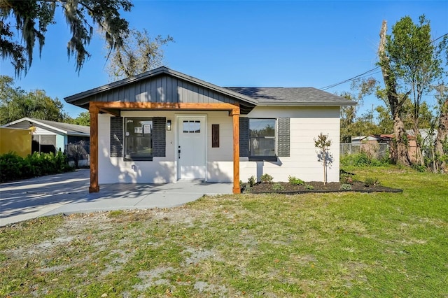 view of front of home featuring covered porch and a front lawn