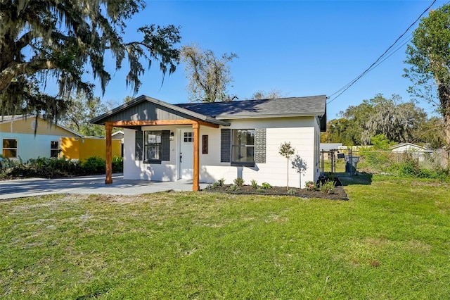 view of front of property with a front lawn