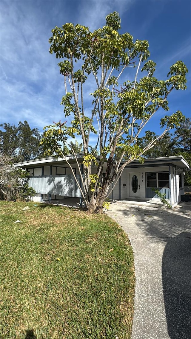 view of front of home featuring a front yard and a carport