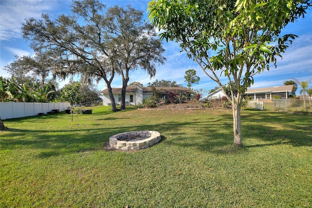 view of yard featuring a fire pit