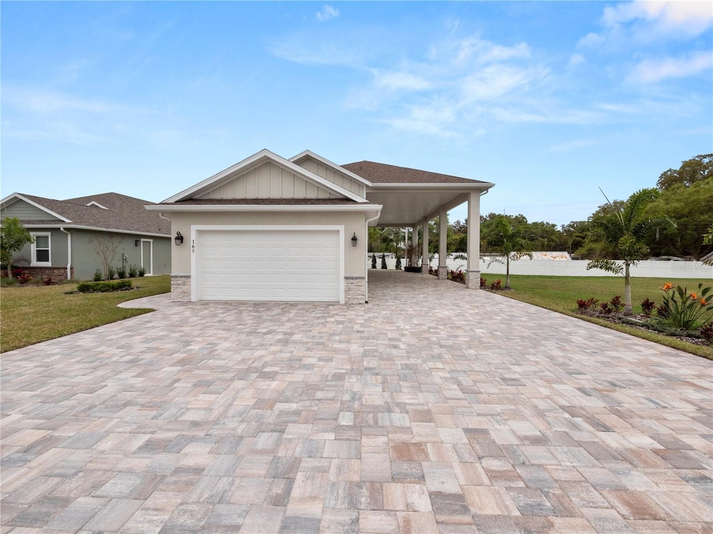 view of front of property featuring a front yard