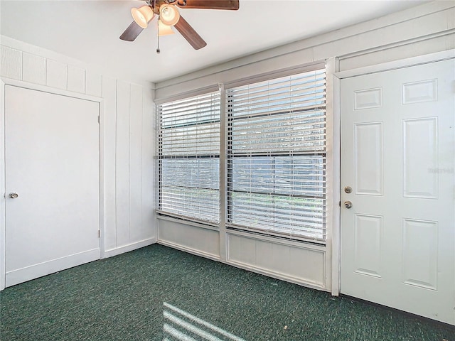 carpeted foyer entrance with ceiling fan