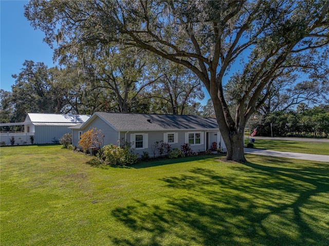 ranch-style home featuring a front lawn