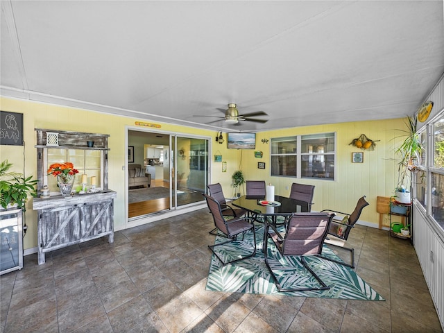 sunroom with ceiling fan