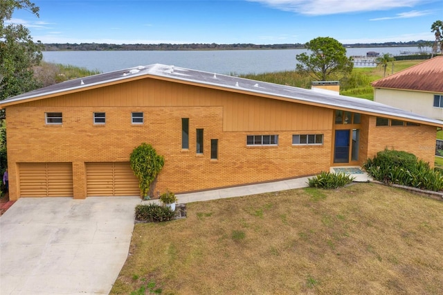 view of front of home featuring a front yard and a water view