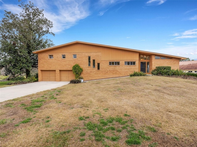 view of front of property featuring a garage and a front lawn