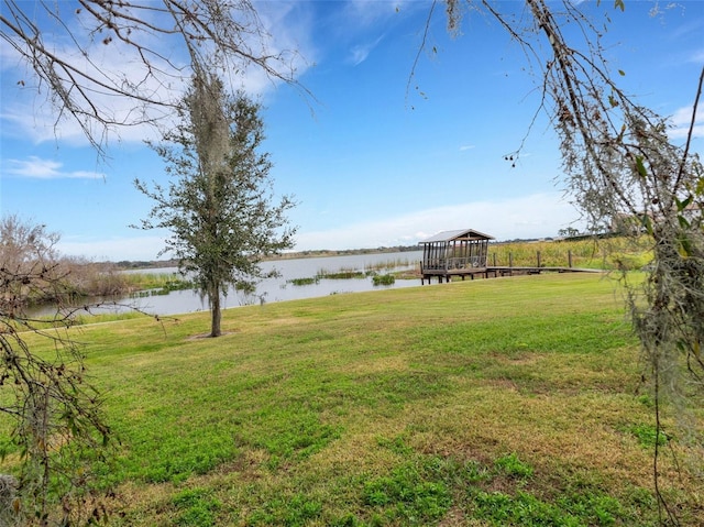 view of yard featuring a water view