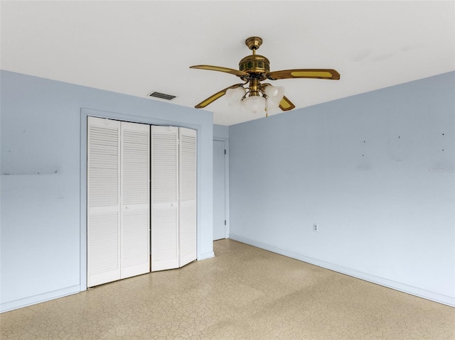 unfurnished bedroom featuring ceiling fan and a closet