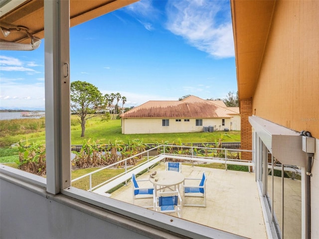 view of swimming pool