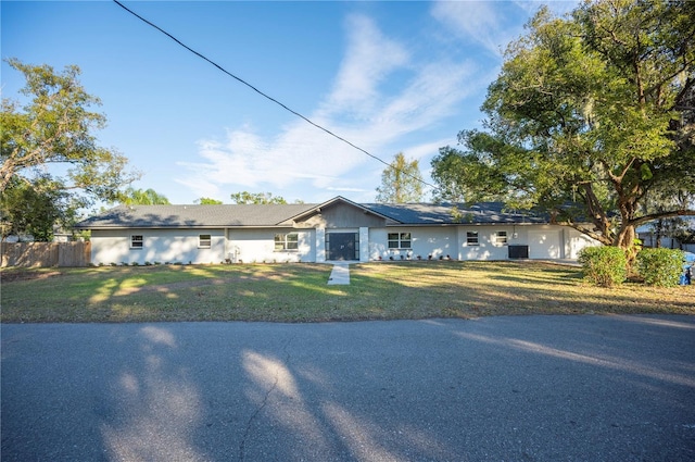 ranch-style home featuring a front lawn