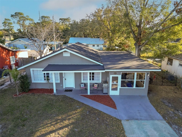 view of front of property featuring a front lawn