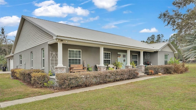 view of front of property featuring covered porch and a front lawn