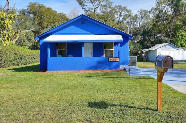 view of front facade with a front yard