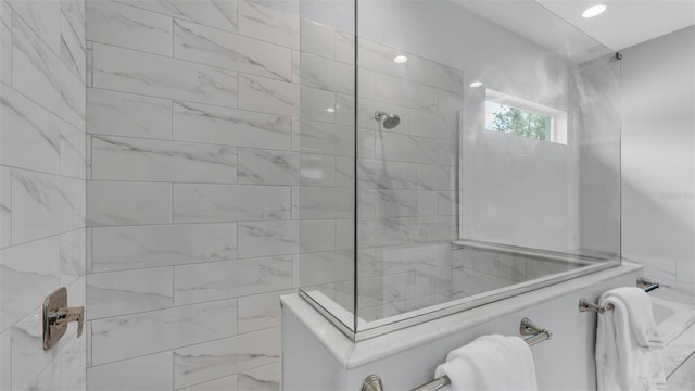 bathroom featuring tiled shower