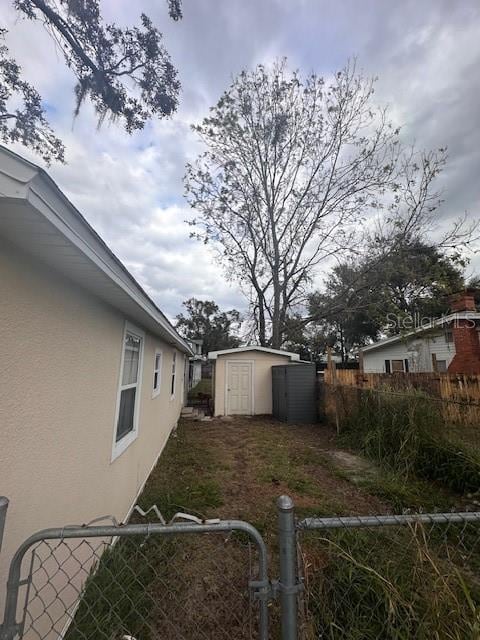 view of yard with a storage shed