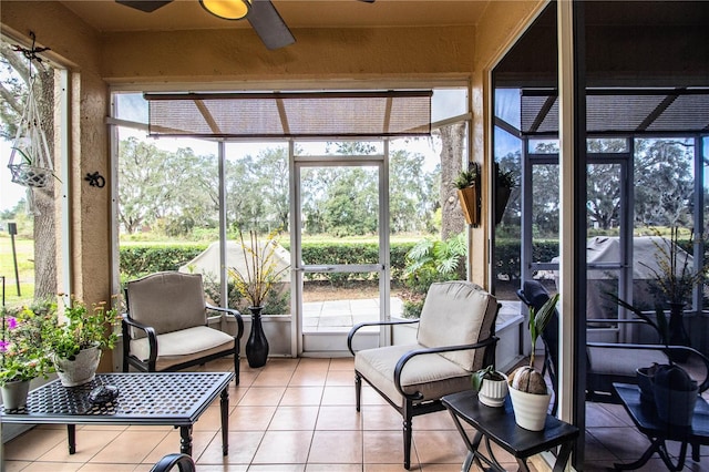 sunroom with ceiling fan