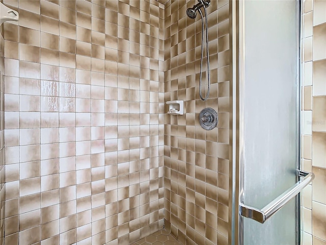 bathroom featuring tiled shower