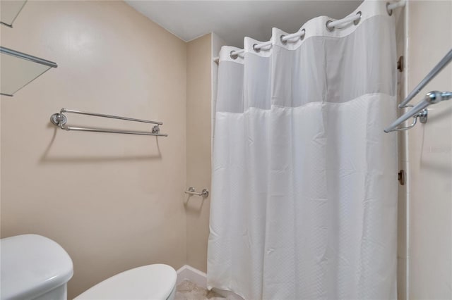 full bath with curtained shower and toilet