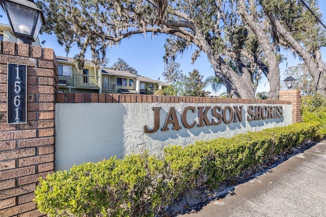 view of community / neighborhood sign