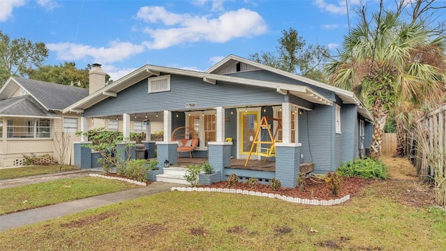 view of front facade featuring a porch and a front lawn