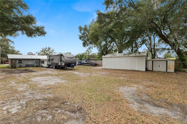 view of yard featuring a shed