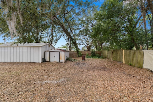 view of yard featuring a storage shed