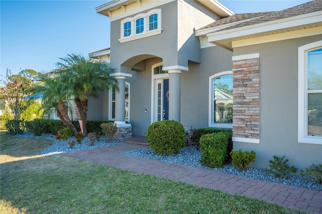 property entrance featuring a lawn