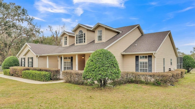 view of front of property featuring a front lawn