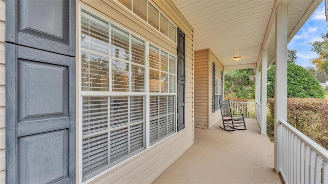 balcony featuring covered porch