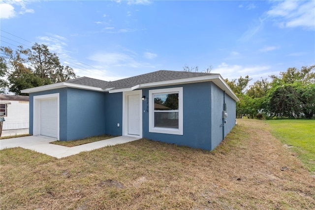 single story home featuring a garage and a front yard