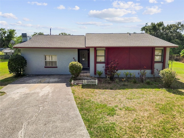 single story home featuring a front yard