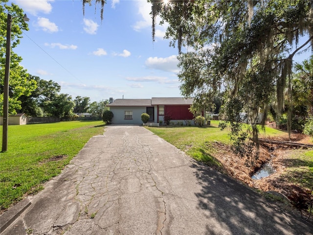 ranch-style house featuring a front yard