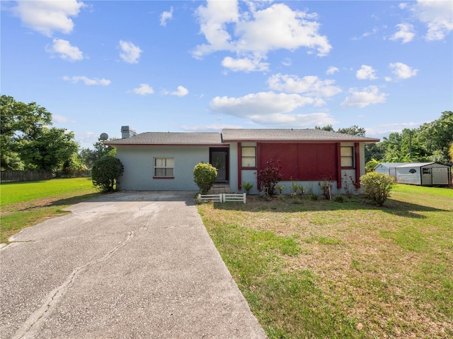 ranch-style home featuring a front lawn