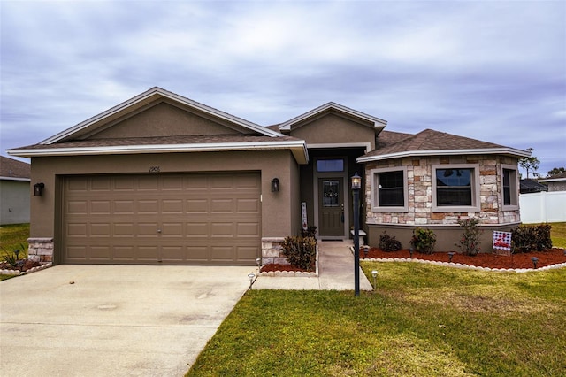 view of front of home featuring a front lawn and a garage